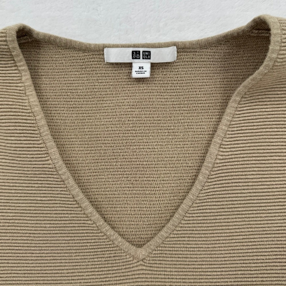 Womens Uniqlo Ribbed 3D Knit V-Neck Sweater XS Tan Beige Long Sleeve - Picture 2 of 8